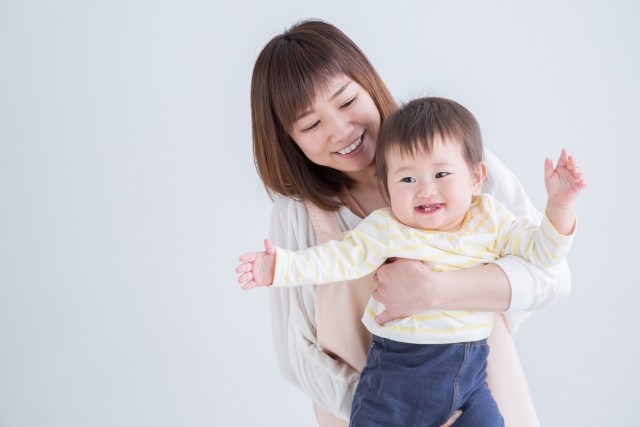 笑顔で子供を抱く女性,イメージ