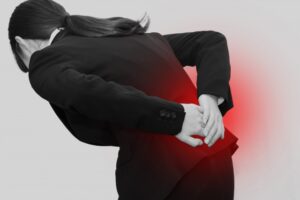 腰痛で苦しむ女性