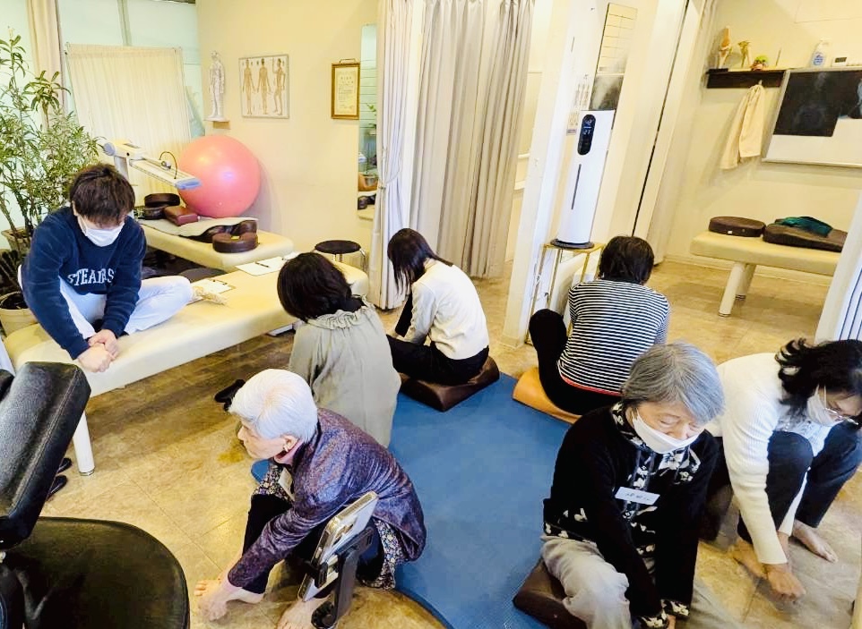 芦屋市のくろき鍼灸整骨院で開催されたワークショップで足元の調整を実践する参加者の様子