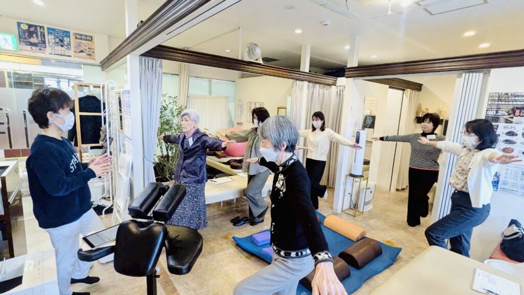 芦屋市のくろき鍼灸整骨院で開催されたワークショップで足元のバランスを確認する参加者の様子