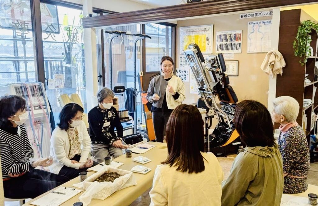芦屋市のくろき鍼灸整骨院で開催されたワークショップで糀の効果と腸活について解説する管理栄養士の三輪先生