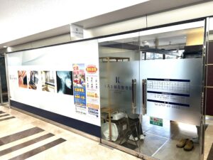 ヴィザヴィ芦屋２階にある「くろき鍼灸整骨院」前