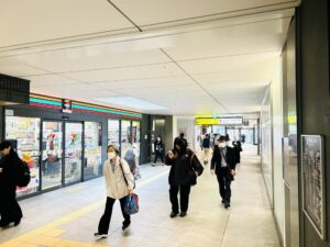 JR芦屋駅の改札を出て右(北)へ