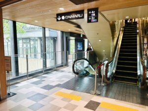 奥左手のエスカレーターで１階へ