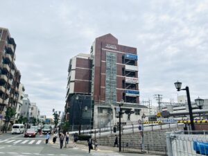 直進すると茶色の大きなビル(ヴィザヴィ芦屋)が見えてきます。
