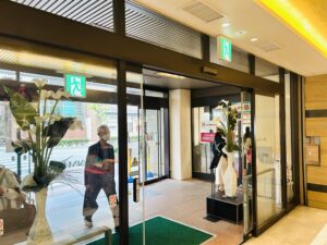 大丸１階の奥左手の出口を出ます。