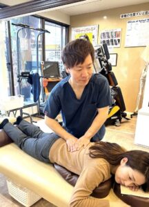 芦屋市のくろき鍼灸整骨院にて、院長が40代女性の腰痛を根本改善するための整体施術を行っている様子