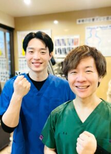 ガッツポーズをする芦屋市くろき鍼灸整骨院の黒木院長と柔道整復師の原先生