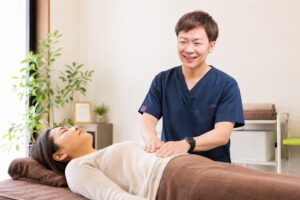 内臓整体を施す黒木先生