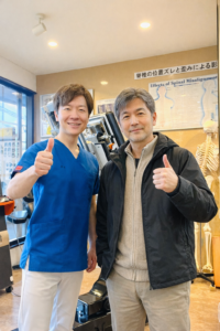 整体院での50代男性と笑顔でツーショット写真