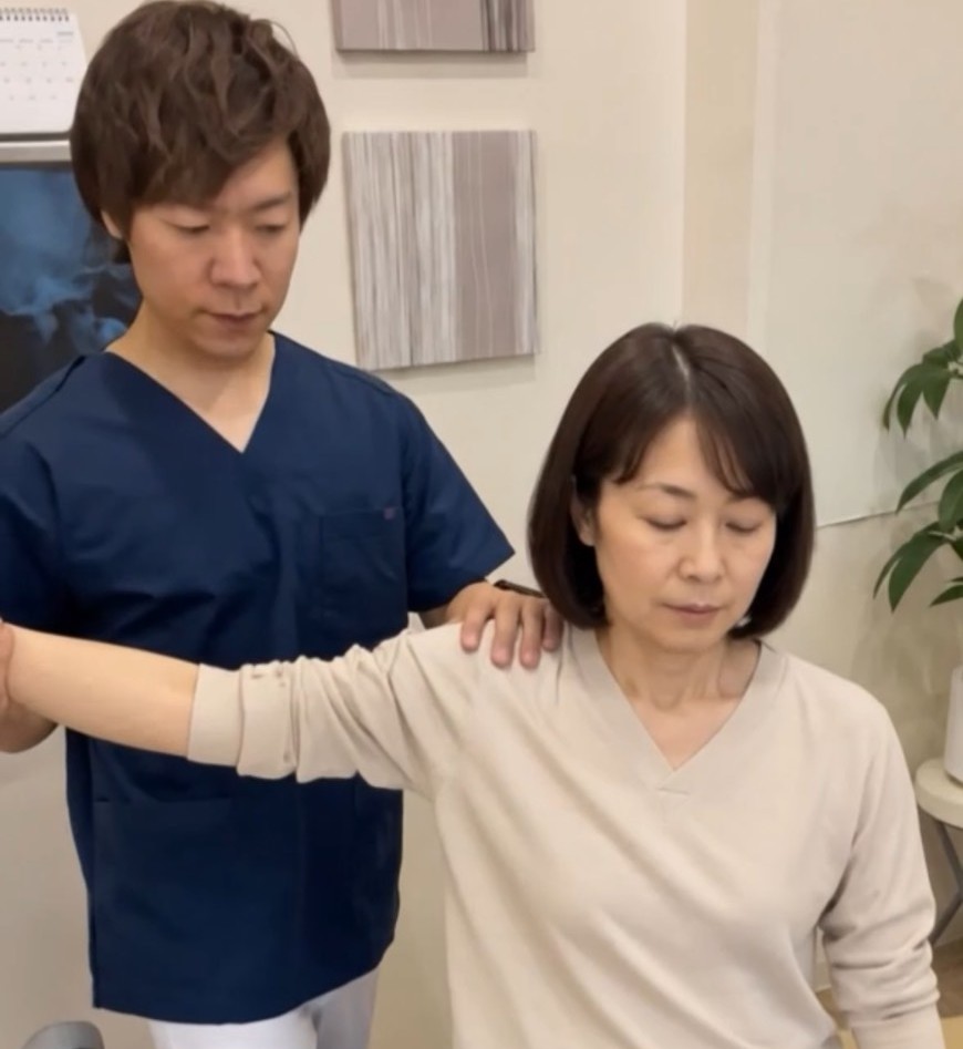 中年女性の施術をする黒木先生