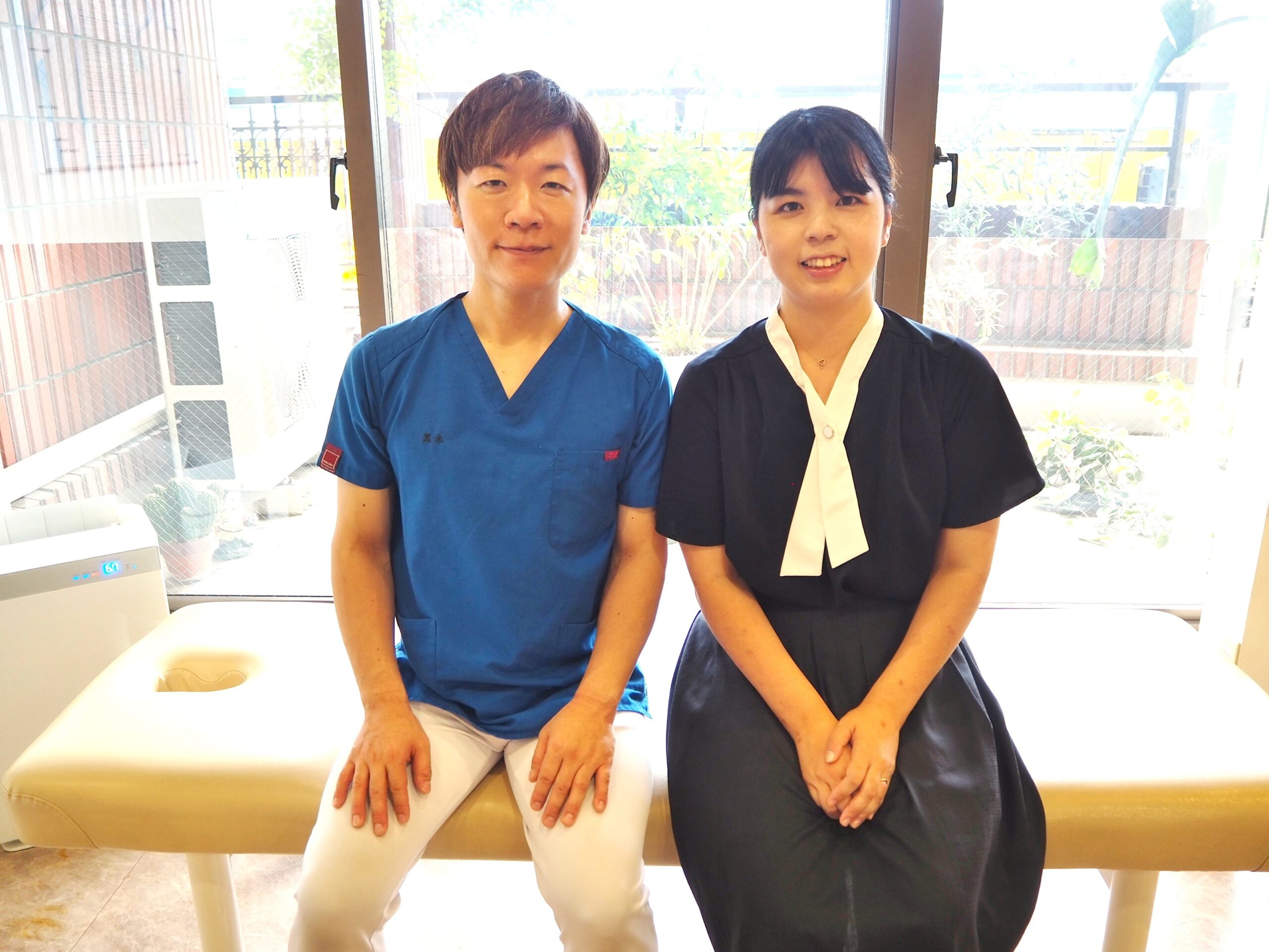 腰の辛さでお悩みだった女性患者さんと黒木院長のツーショット