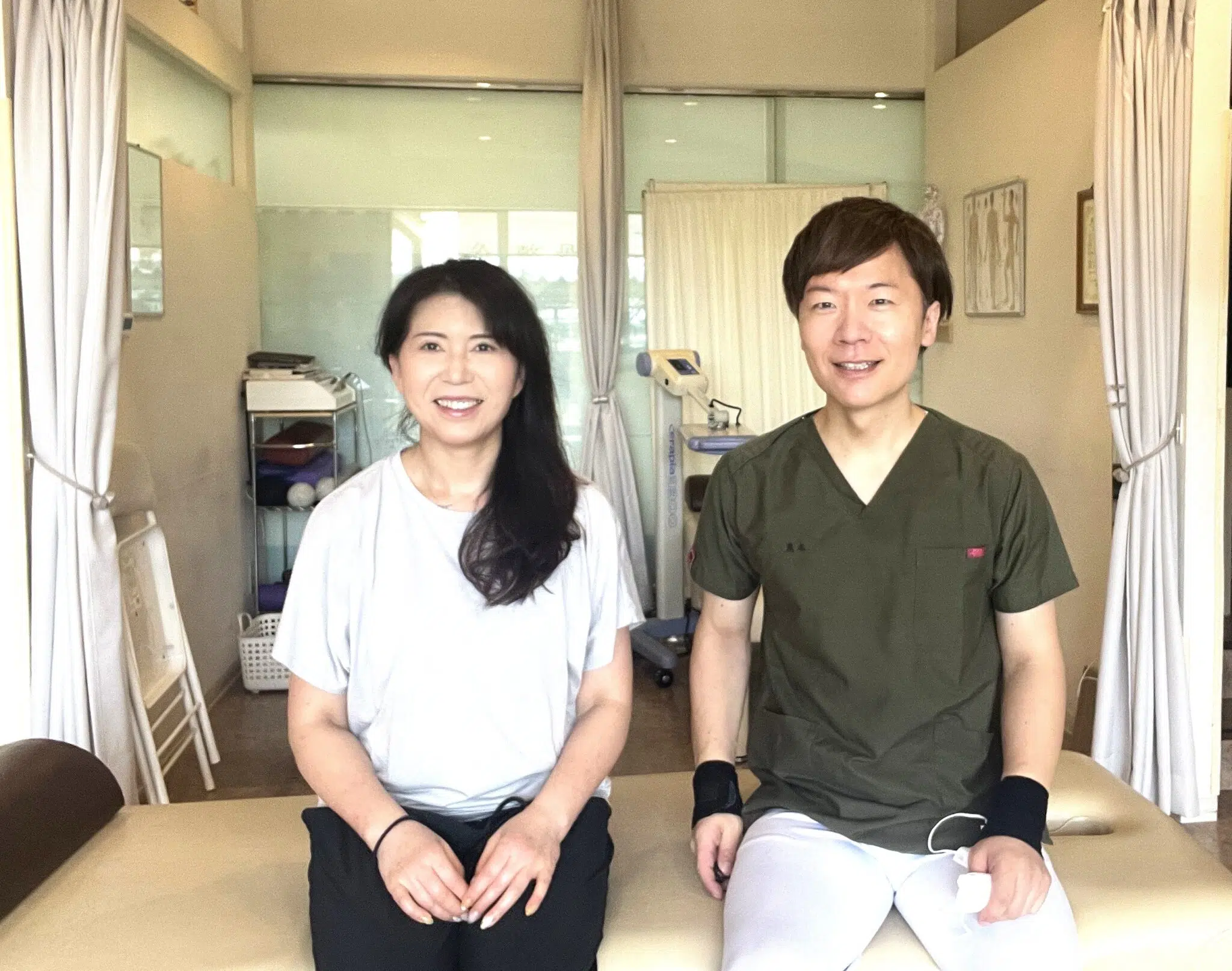 50代女性患者さんと黒木院長のツーショット