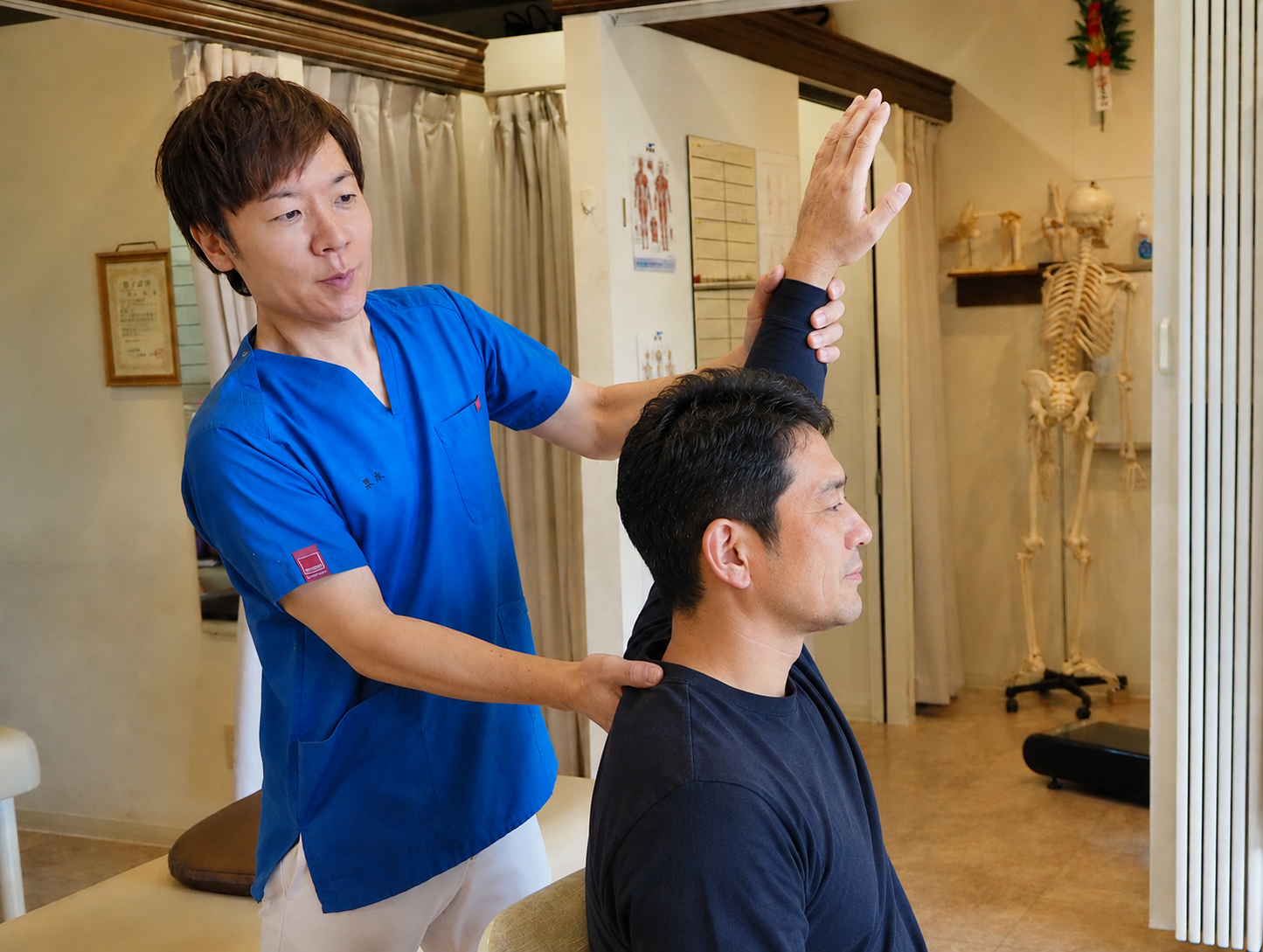 45歳男性の肩関節の施術をする黒木先生