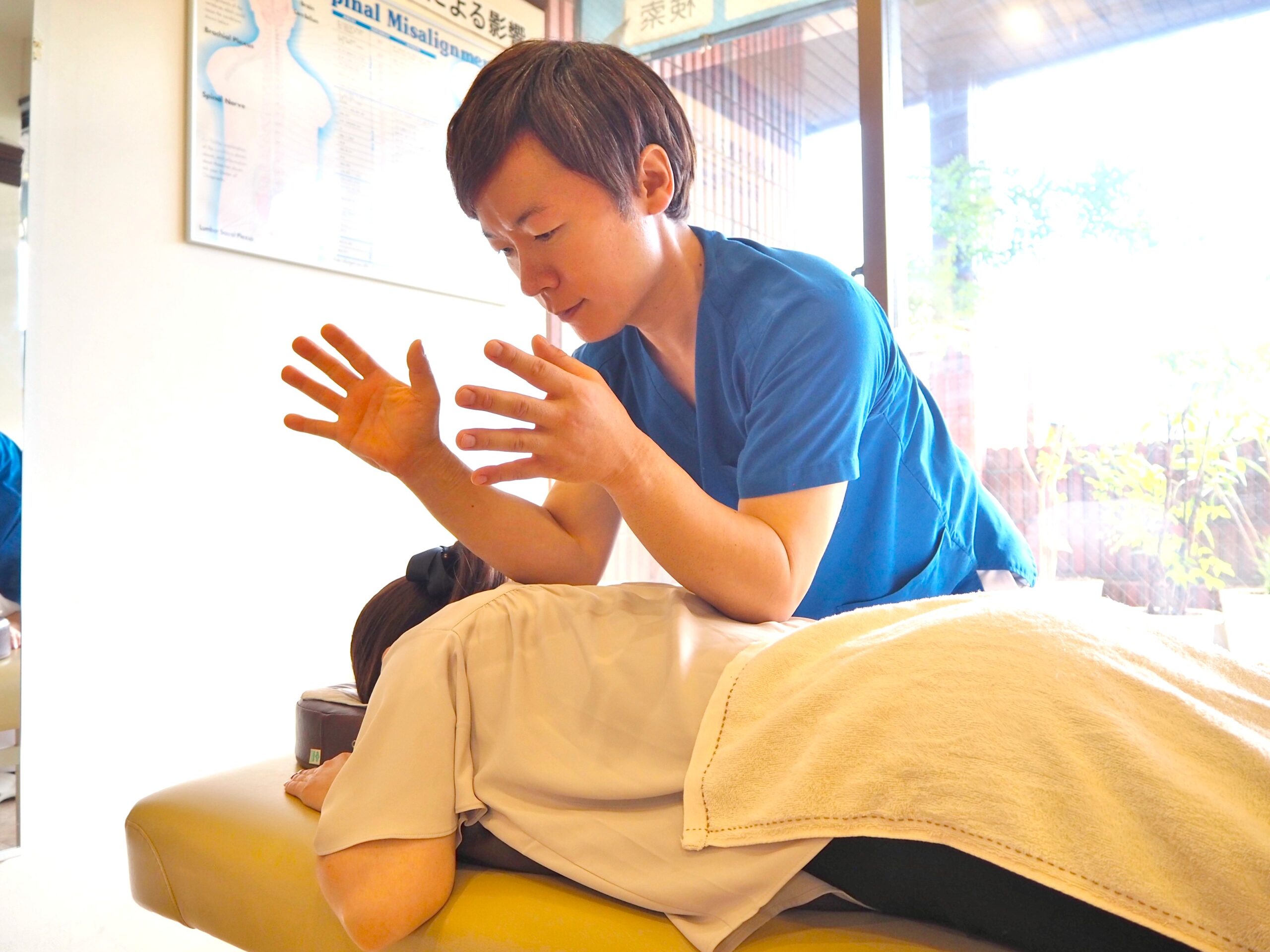 背中から腰部の筋緊張にアプローチする黒木院長