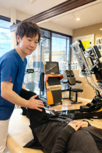 膝の施術を行う黒木先生