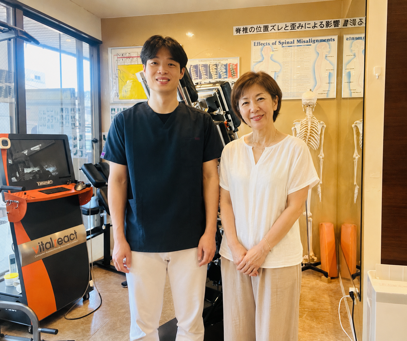 原先生と姿勢の崩れに悩んでいた60代女性患者さんとのツーショット写真