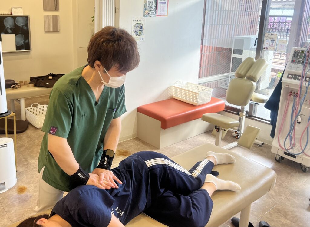 側臥位で手技の施術を行う黒木先生