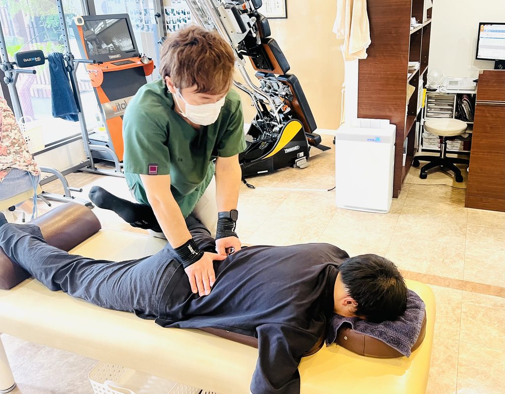 脊椎の捻じれや傾きを繊細に調整する黒木先生