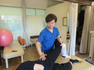 股関節から膝関節の連動を作り出す黒木先生