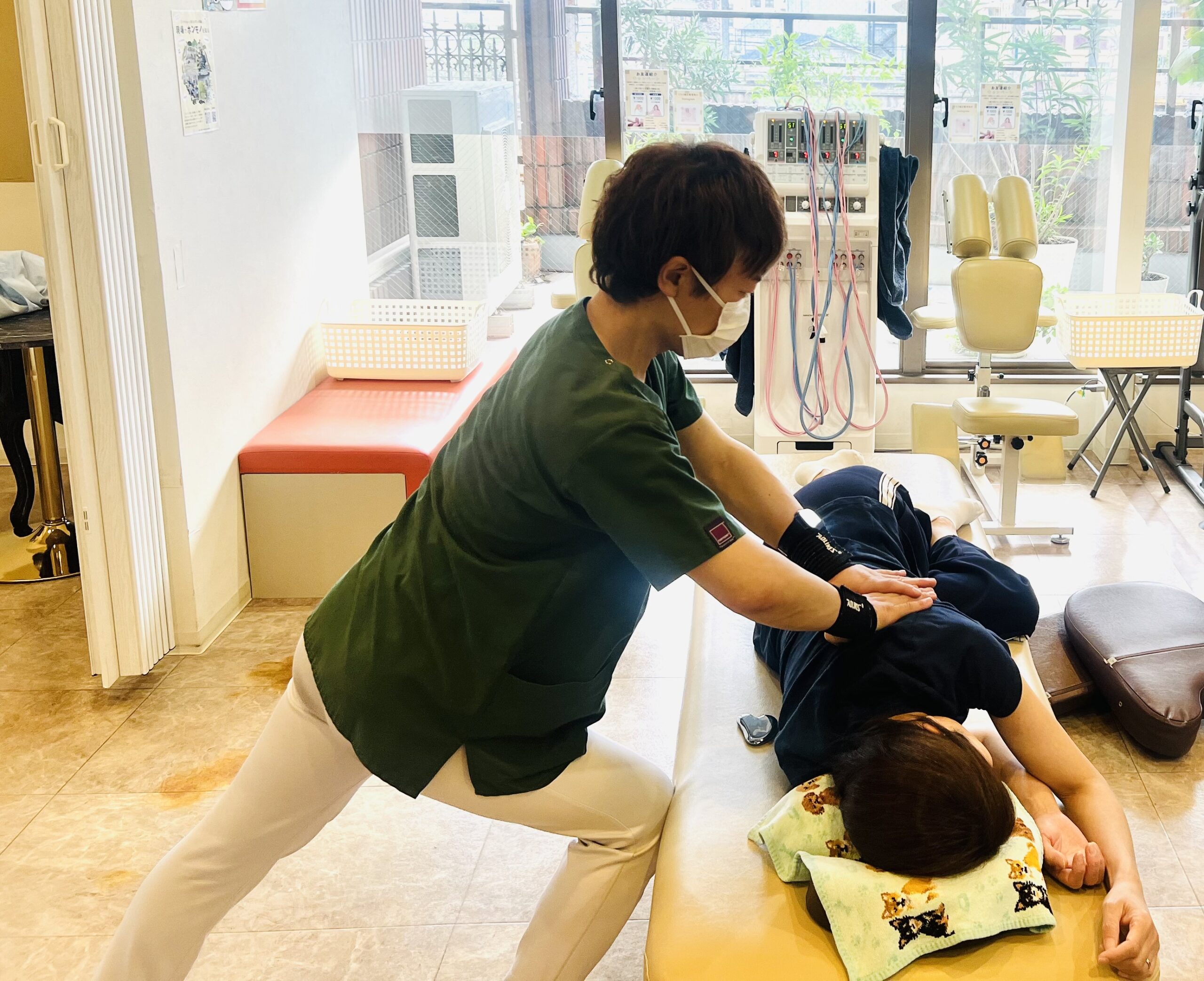 肩甲骨周りを手技による施術をする黒木先生