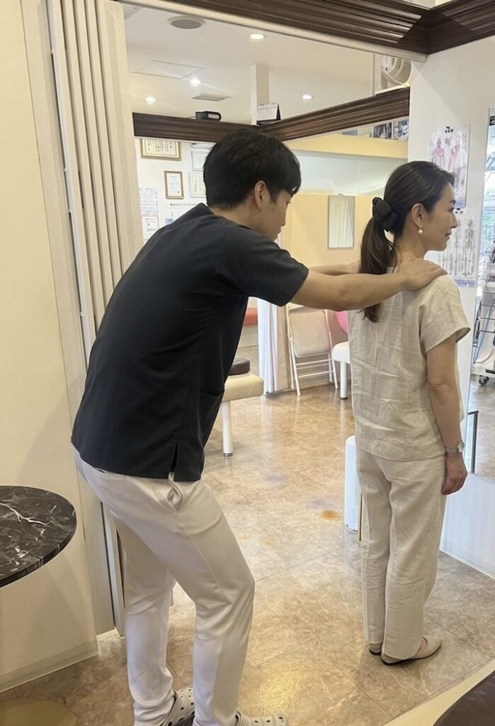 産後のママさんの姿勢をチェックする原先生